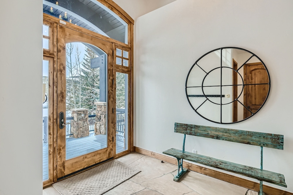 New Listing! Apres & Fairway Retreat 5 Bedroom Home by RedAwning view 2