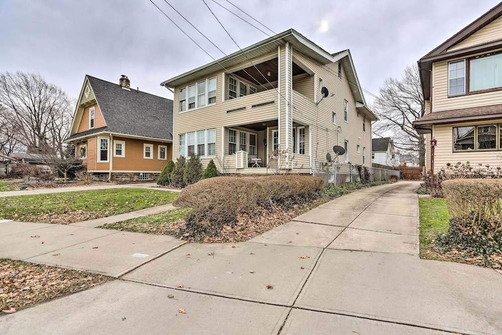 Lakewood Home w/ Yard ~ 8 Mi to Cleveland! view 5