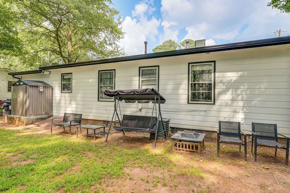 5 Mi to Town: Pet-friendly Retreat in Marietta!