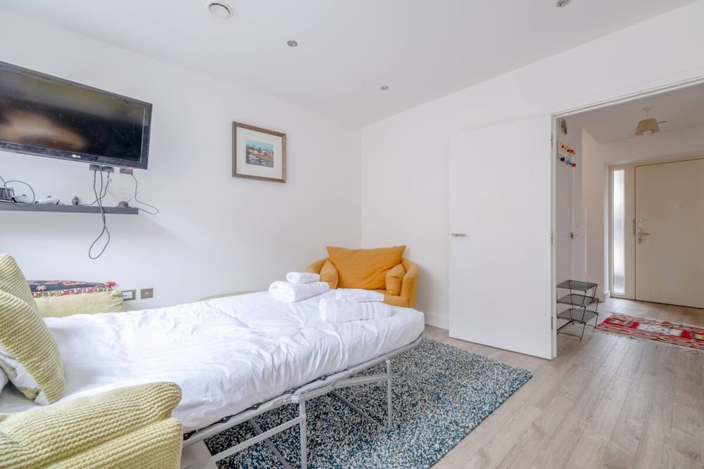 Bright 2 Bedroom Maisonette Near Stratford