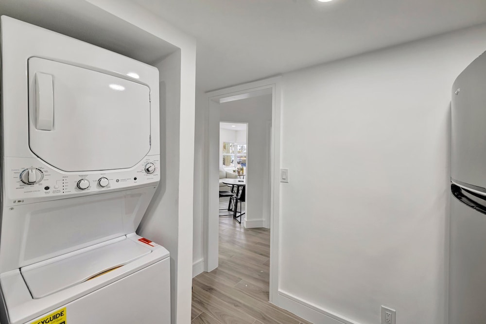 Sophisticated 2BR1BA Short Walk to Beach
