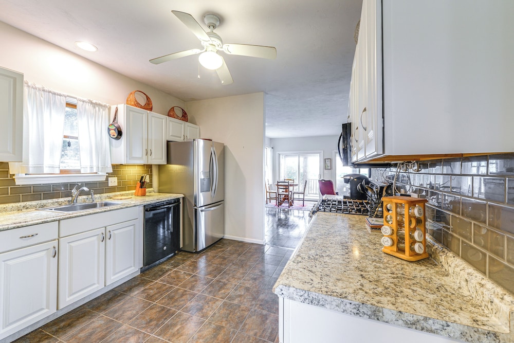 Marshfield Home w/ 4 Decks & Private Beach Access!