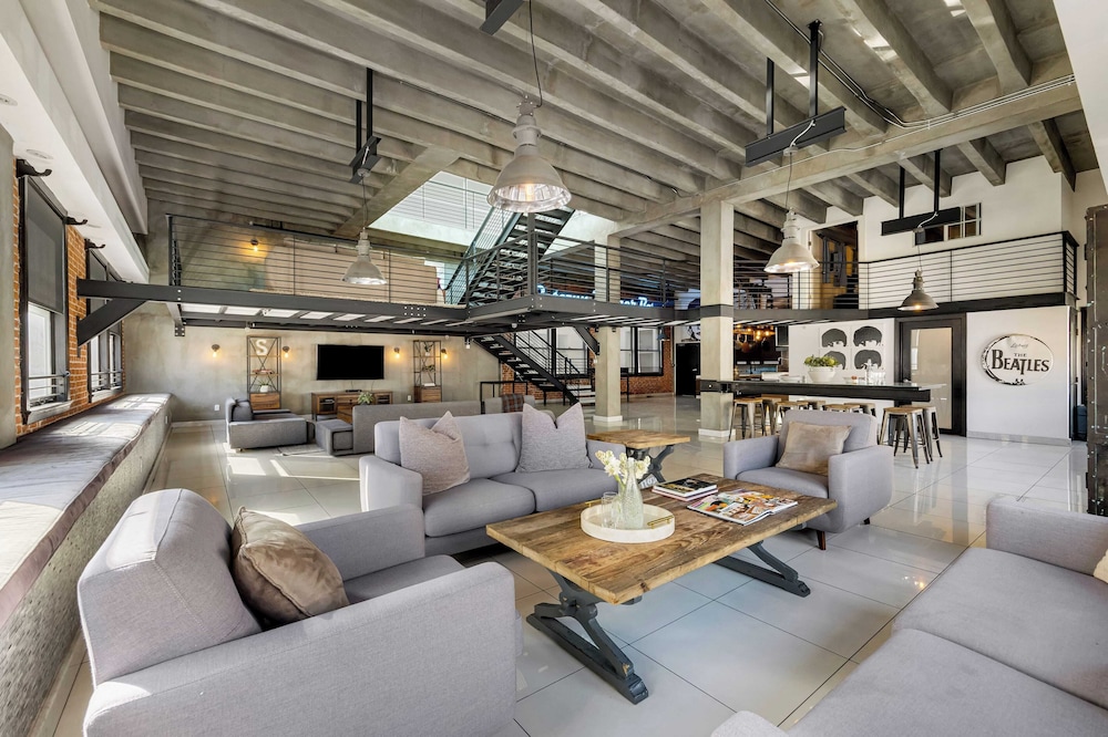 Skyline Lofts by Avantstay: a Multi-level Industrial-chic Retreat in Dtla With Rooftop Views, Soaring Ceilings & Steps to Dining, Music & Culture