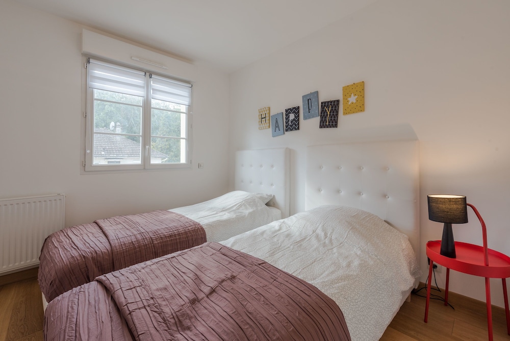 B&B House in Disneyland view 5
