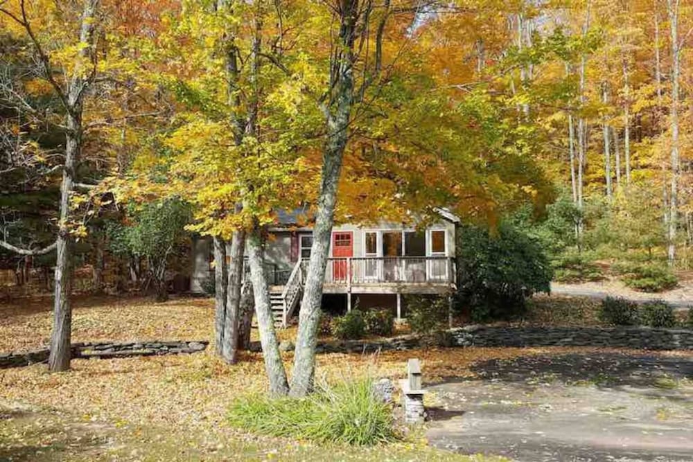 Back House Twin Cabin Ii-hot Tub Fireplace Hiking Retreat