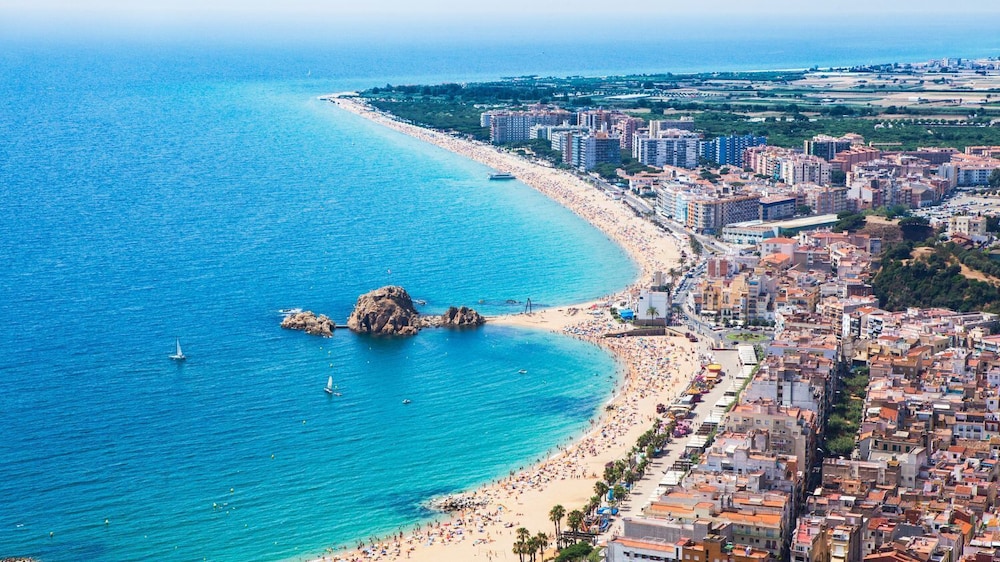 Vila Maer in Blanes With 5 Bedrooms and 2 Bathrooms