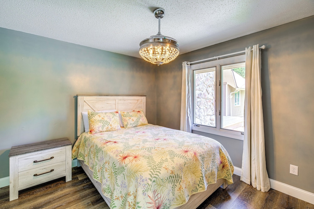 17 Mi to Coal Canyon Trail: Scenic Mtn-view Apt!