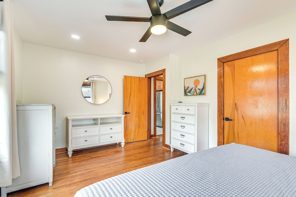 2 Mi to Pleasure Pier: Pet-friendly Gem w/ Yard