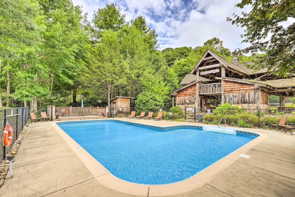 Hot Tub, Game Room & Views: Mars Hill Mtn Retreat!