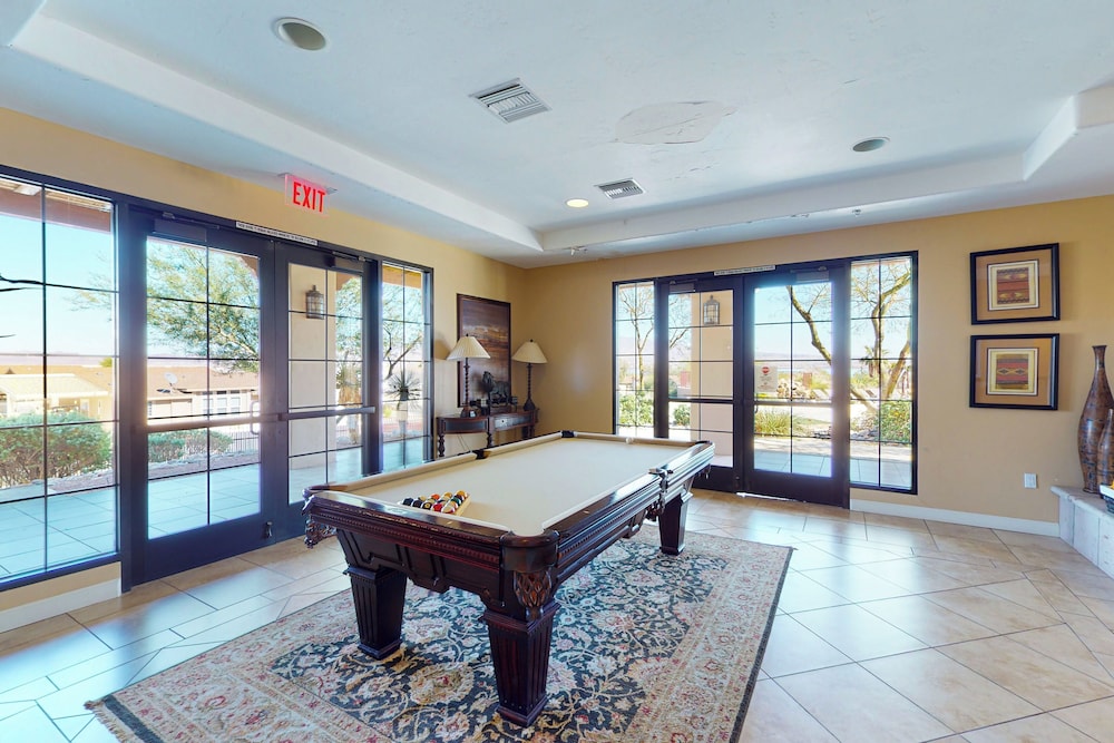 Exclusive 3BR w/ Pool, Hot Tub, W/d, & Clubhouse