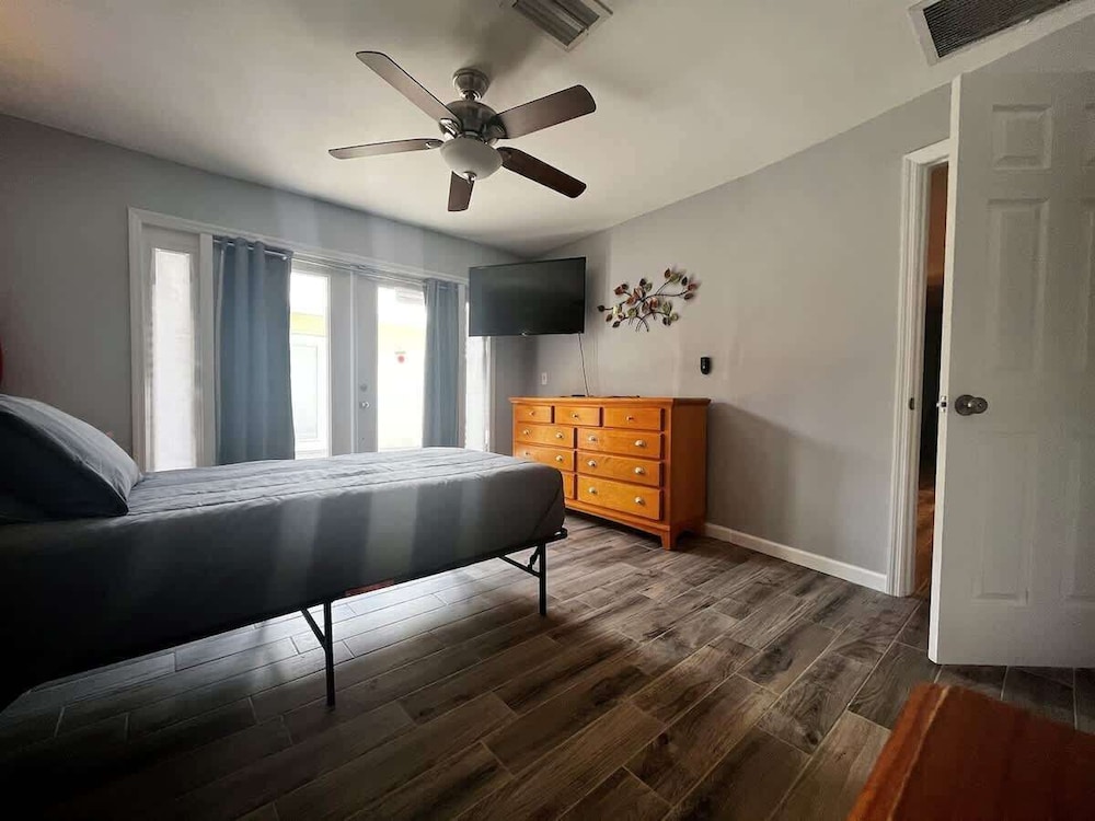 Heated Pool, Jacuzzi & Sauna! Tampa, FL
