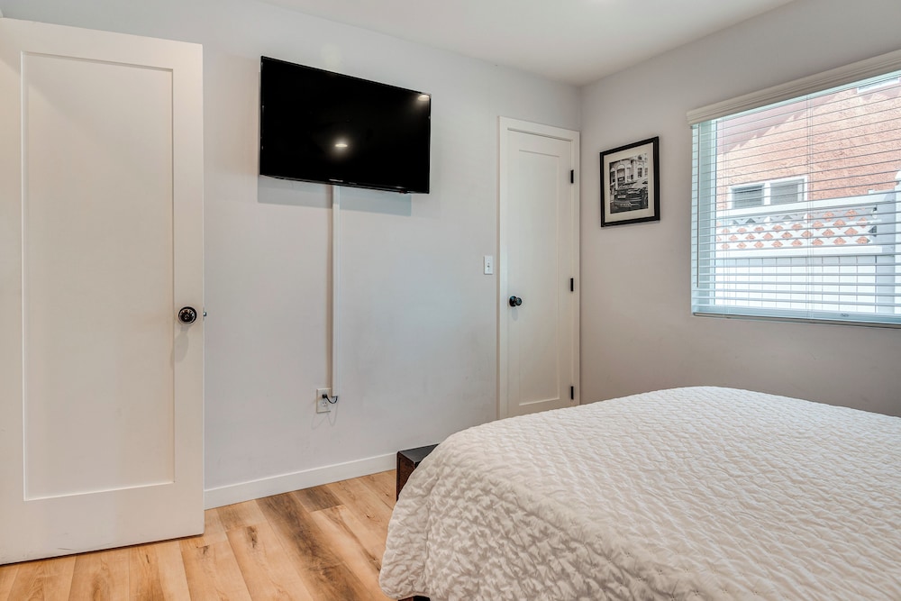 4 Mi to Sofi Stadium, Fenced Yard: Modern Retreat!