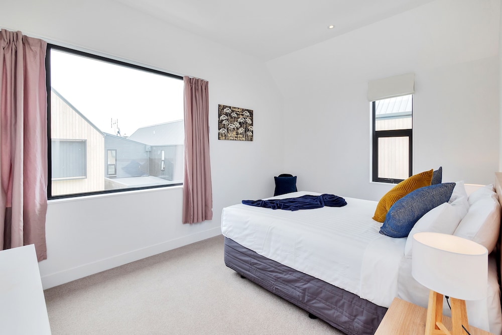 Wonderful Hobsonville Three Bedroom Home photo 2