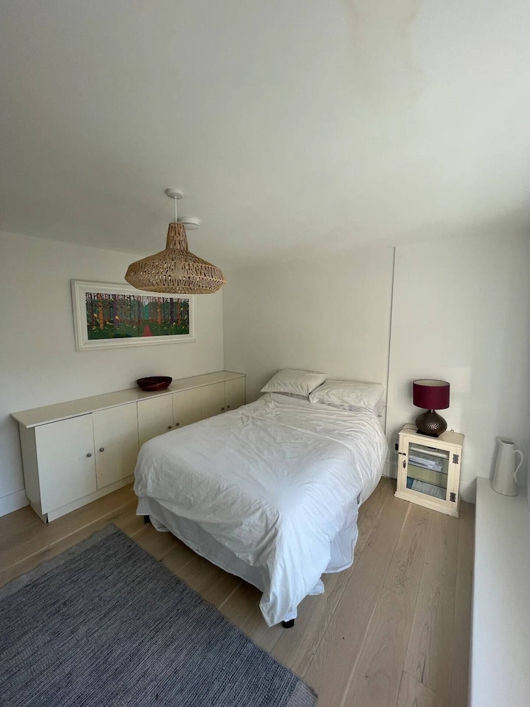 Beautiful 2BD Flat With Private Courtyard- Borough