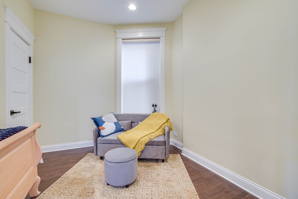 Spacious Condo w/ Deck ~ 3 Mi to Downtown Chicago! view 4