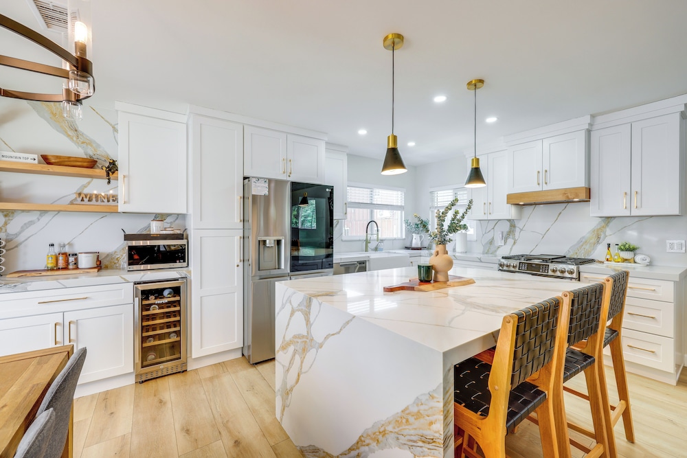 Walk to The Village Shops/eats: Big Bear Lake Home