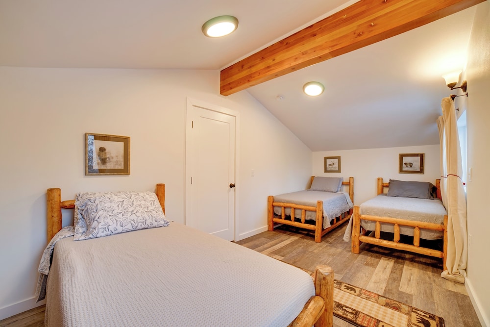 Walk to Kenai River: Forested Fisherman's Cabin!