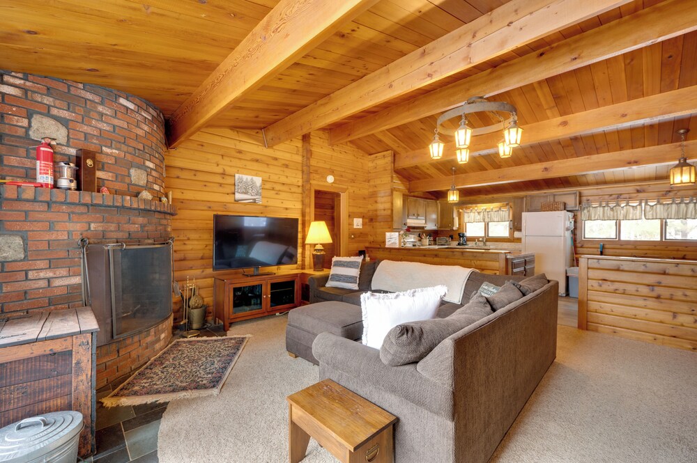 Hike & Ski: Cabin w/ Fireplace in Franconia!