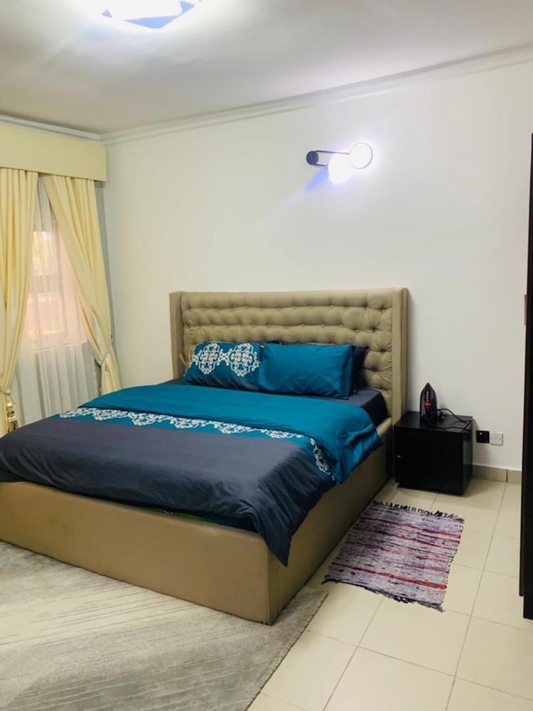Captivating 3-bed Apartment in Ikeja view 2