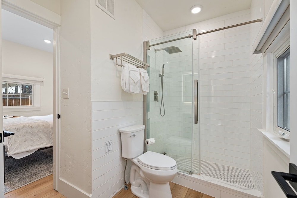 Chic Luxury Retreat in Old Town Walk Everywhere!