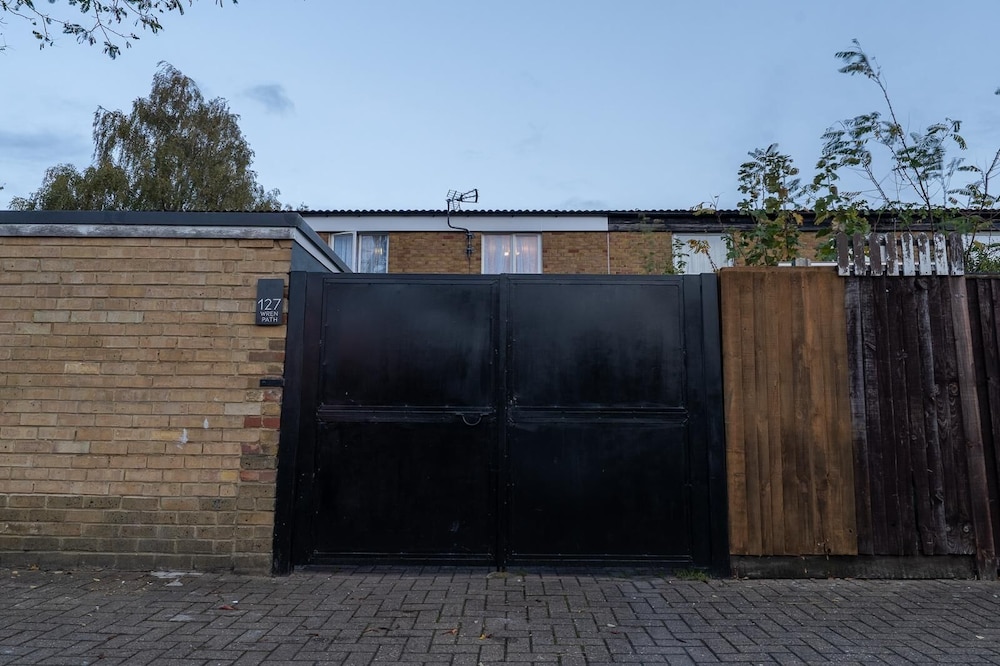 Charming 2 Bedroom Luxurious Home in Thamesmead South East London