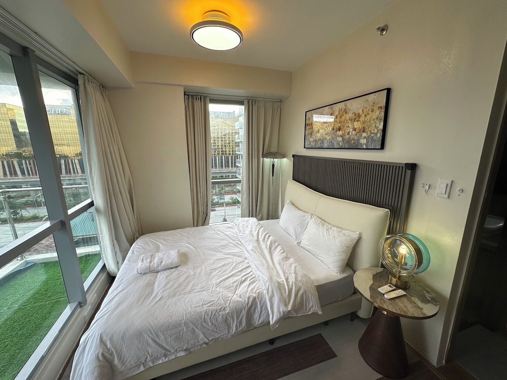 Luxury Penthouse & High-Floor Hotel near City of Dreams, Airport, Okada, and Solaire Casino