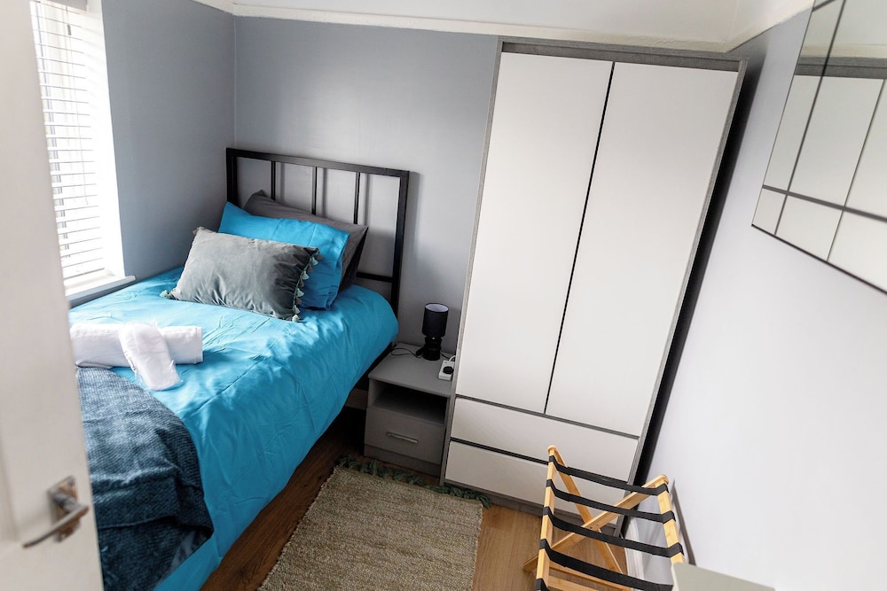 Beautiful Wythenshawe Home Near Airport With Garden & Parking Sleeps 5