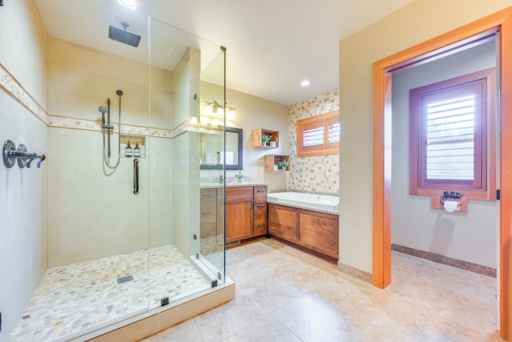 Gorgeous Home w/ Mt Rainier Views: 4 Mi to Poulsbo