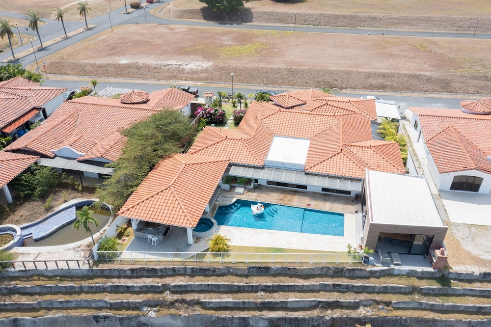 The Wow House by Acomodo