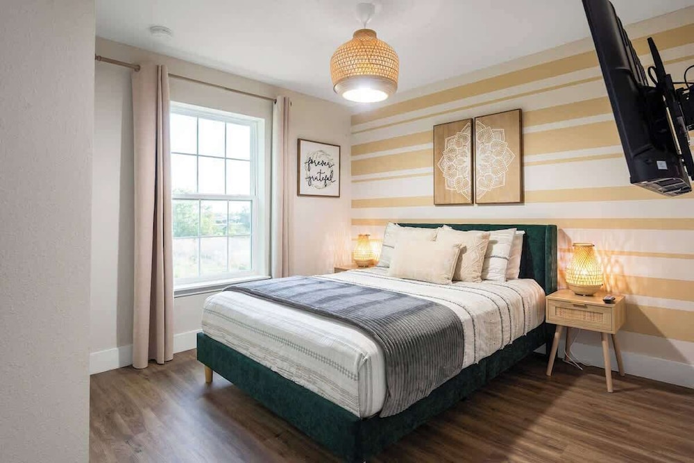 Beautiful 4BR Home w/ Modern Design