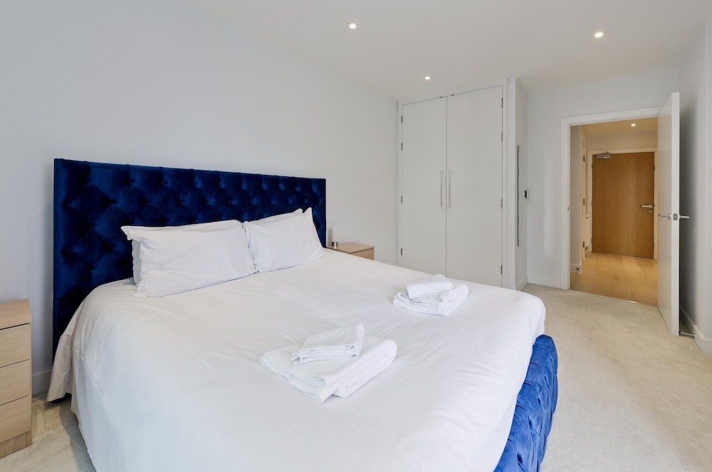 Large one Bedroom Flat With Balcony Near Waterloo by Underthedoormat