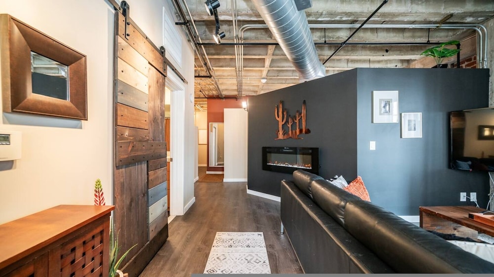 Luxury Downtown Phoenix Loft - Pool Gym Laundry