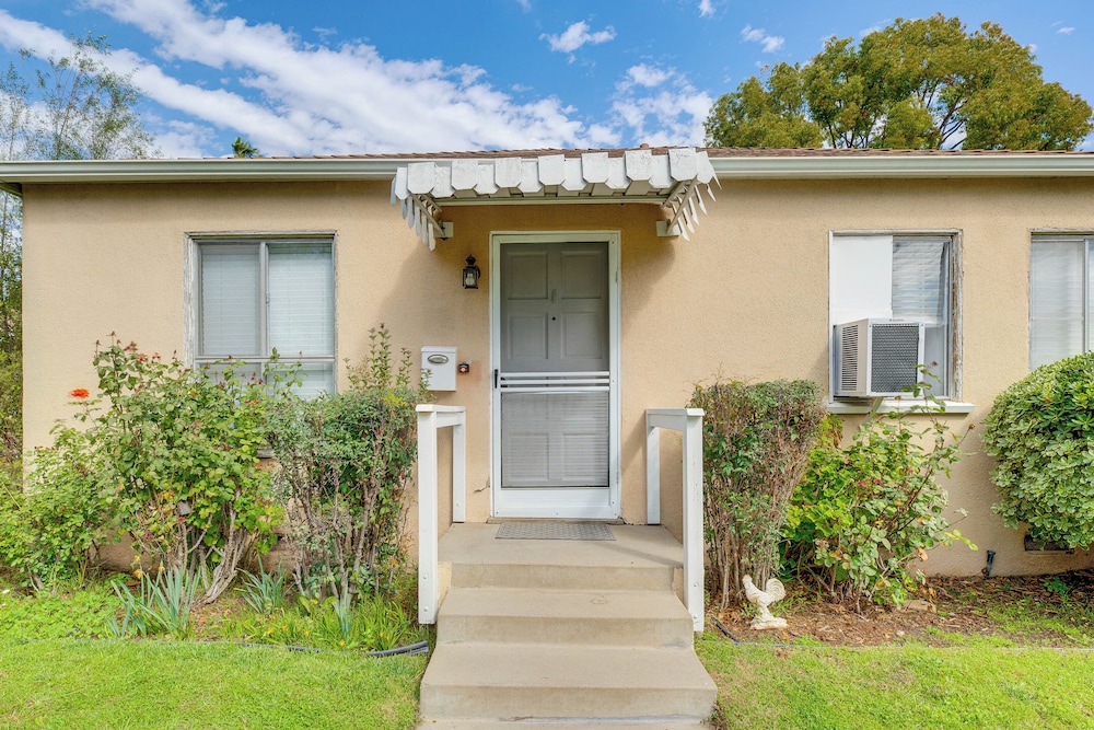 3 Mi to Universal Studios: Chic Home w/ Yard!