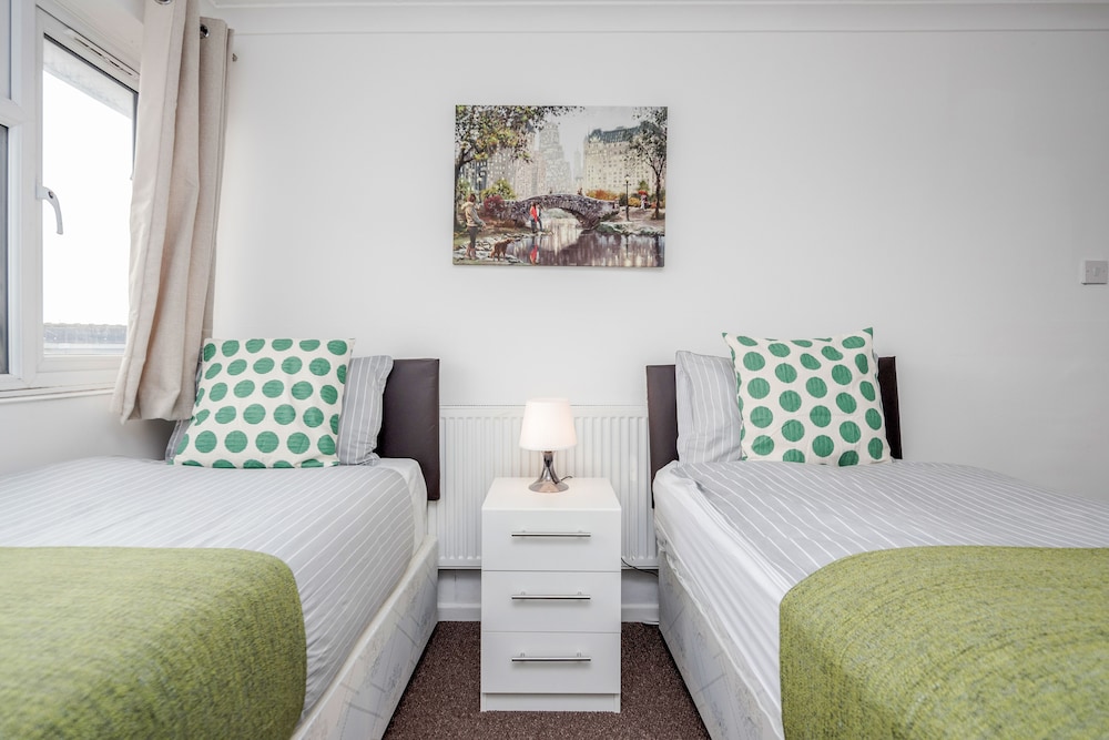 Tms Lovely 3 Bed House-tilbury-free Parking view 4