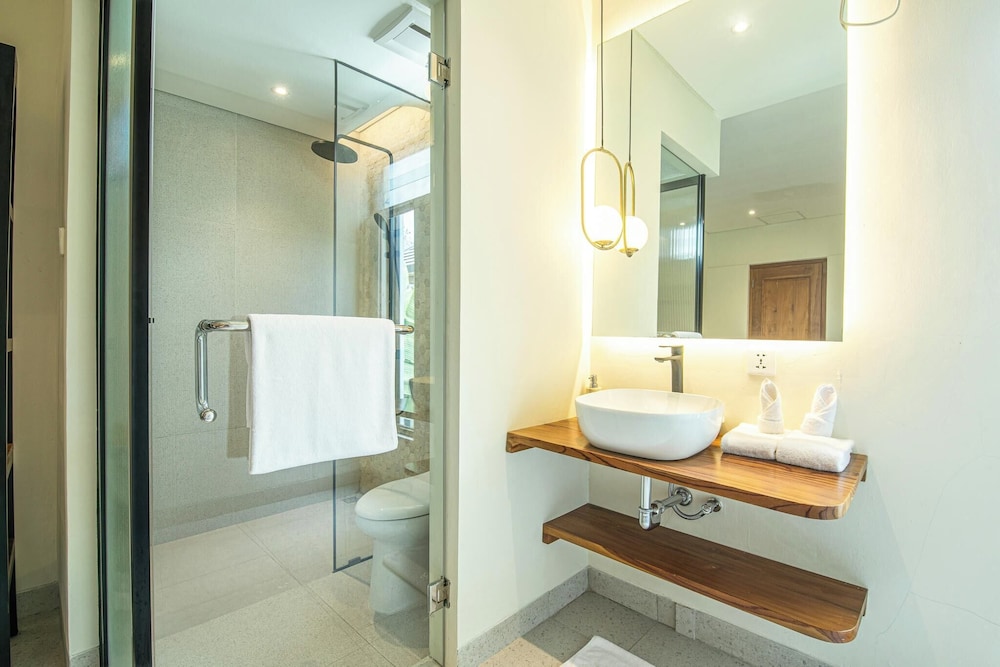 Chic 4-br Villa in Central Seminyak, Beach 5 Mins