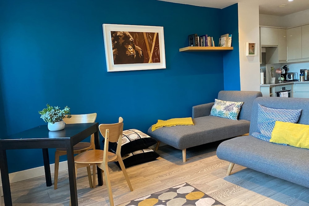 Modern Bristol Apartment Right in the City Centre view 5