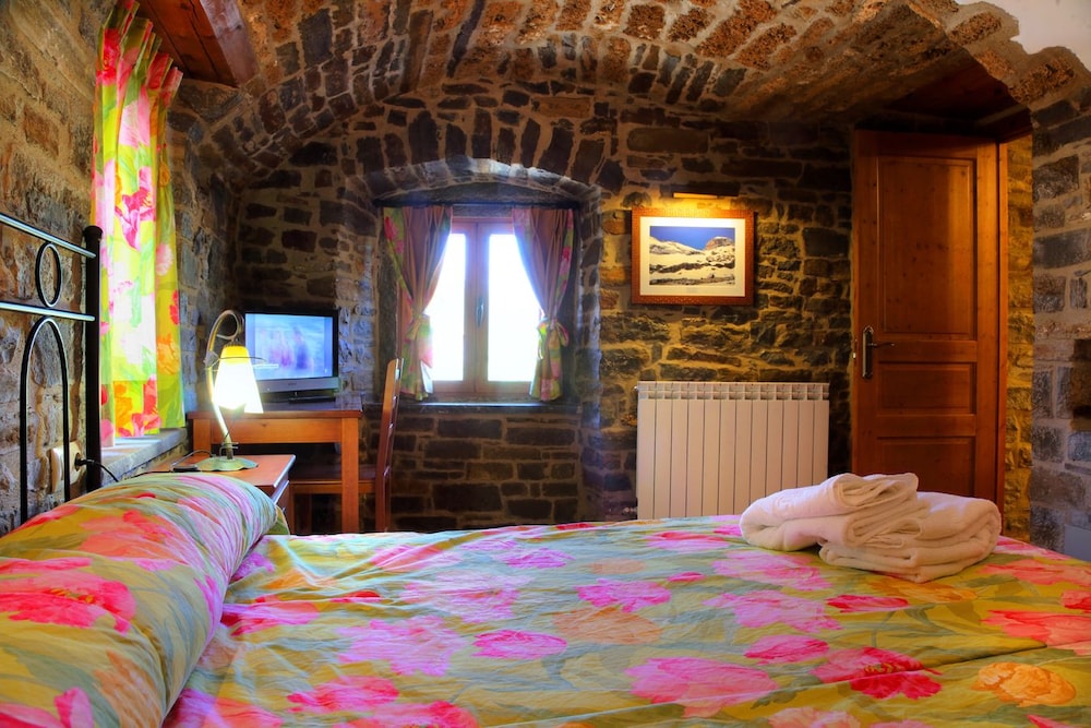 Casas Pirineo Aínsa: Historic Palace & Garden