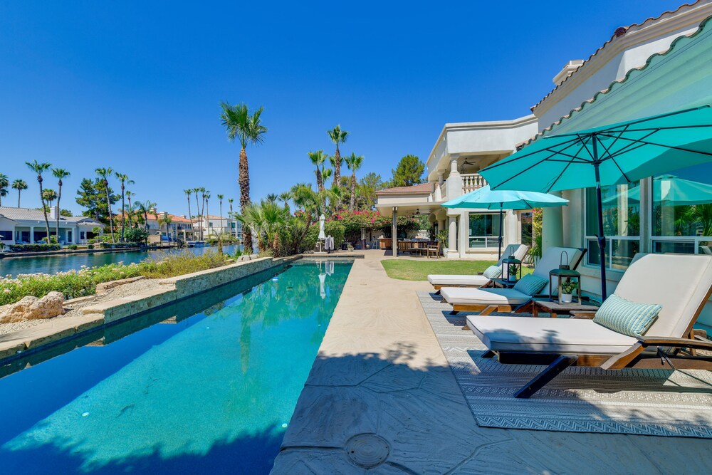 Waterfront Luxury Gilbert Retreat w/ Pool  Spa! - Property Image 19