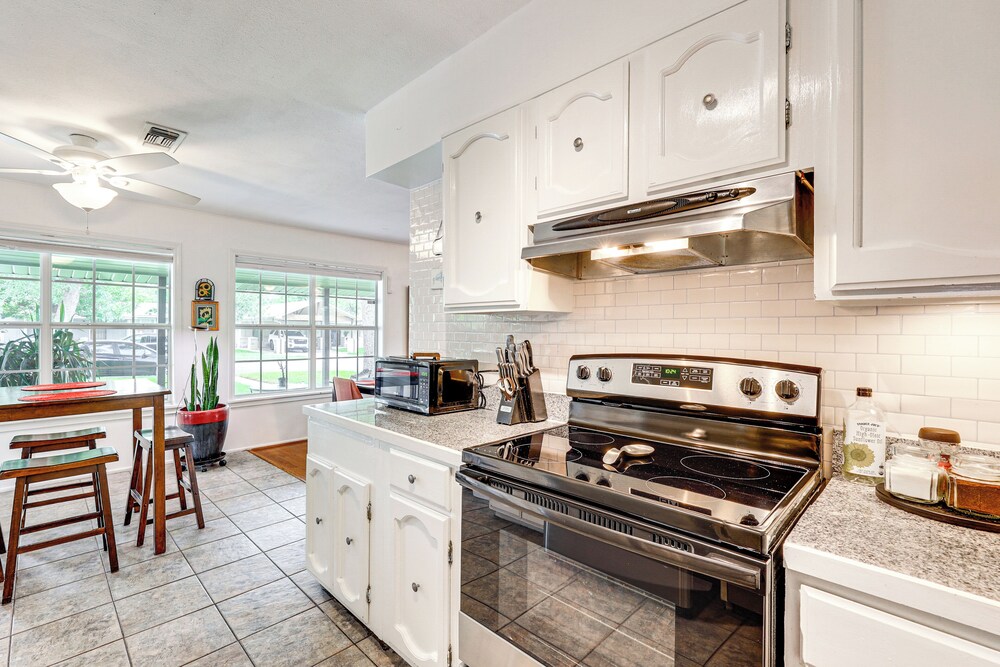 7 Mi to Dtwn San Antonio: Charming Home w/ Yard