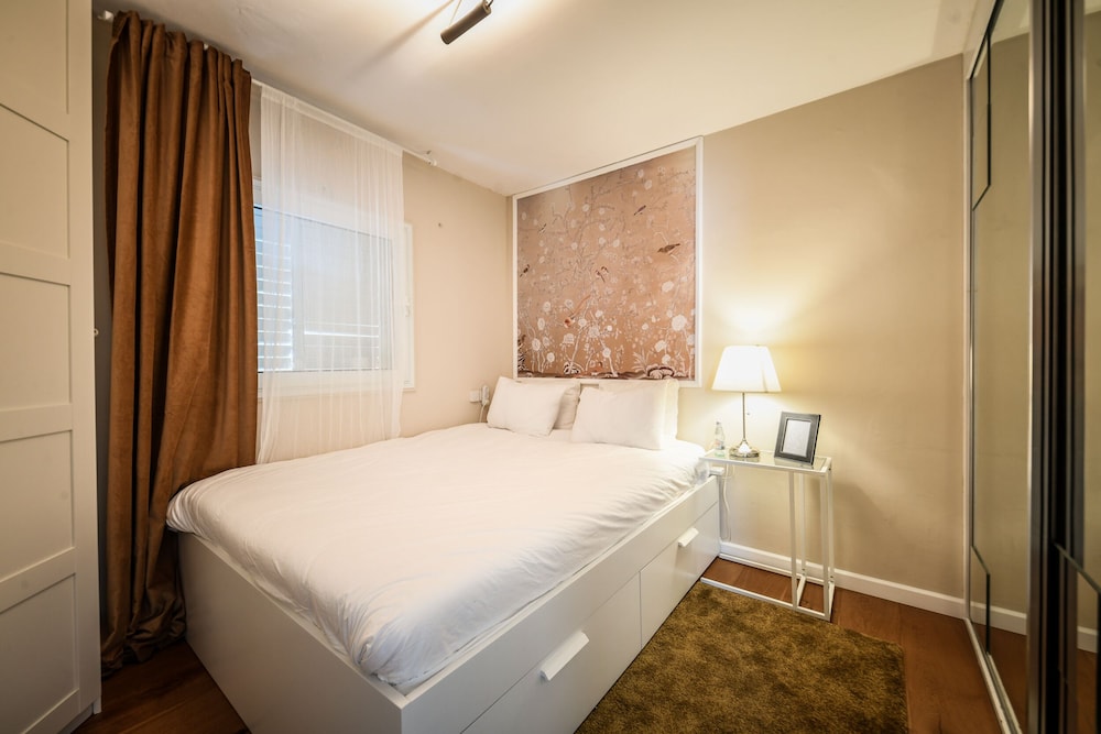 Boutique 1BR Apt with parking view 2