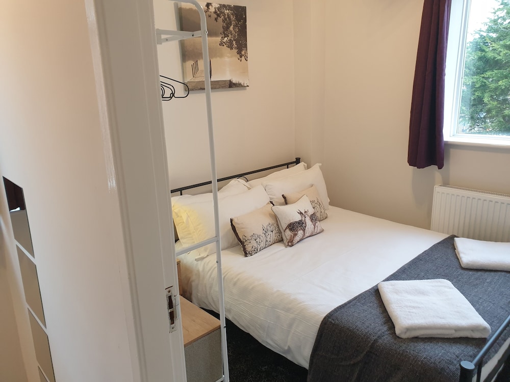 South Shield's Diamond 3 Bedroom House Sleeps 6 view 5