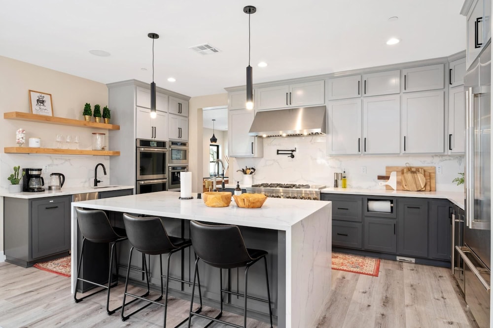 Luxury Retreat Home w Hot Tub - Property Image 1