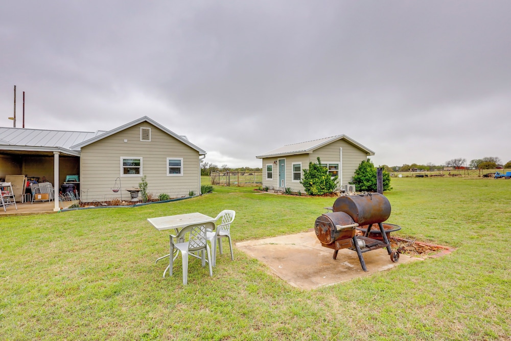 Bunkhouse on Working Texas Ranch w/ Horses & Cows!