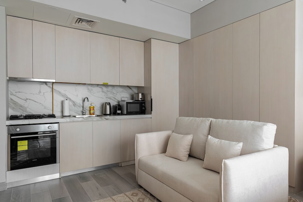 SIMPLY COMFORT  Bright Apartments Steps from Marina Walk