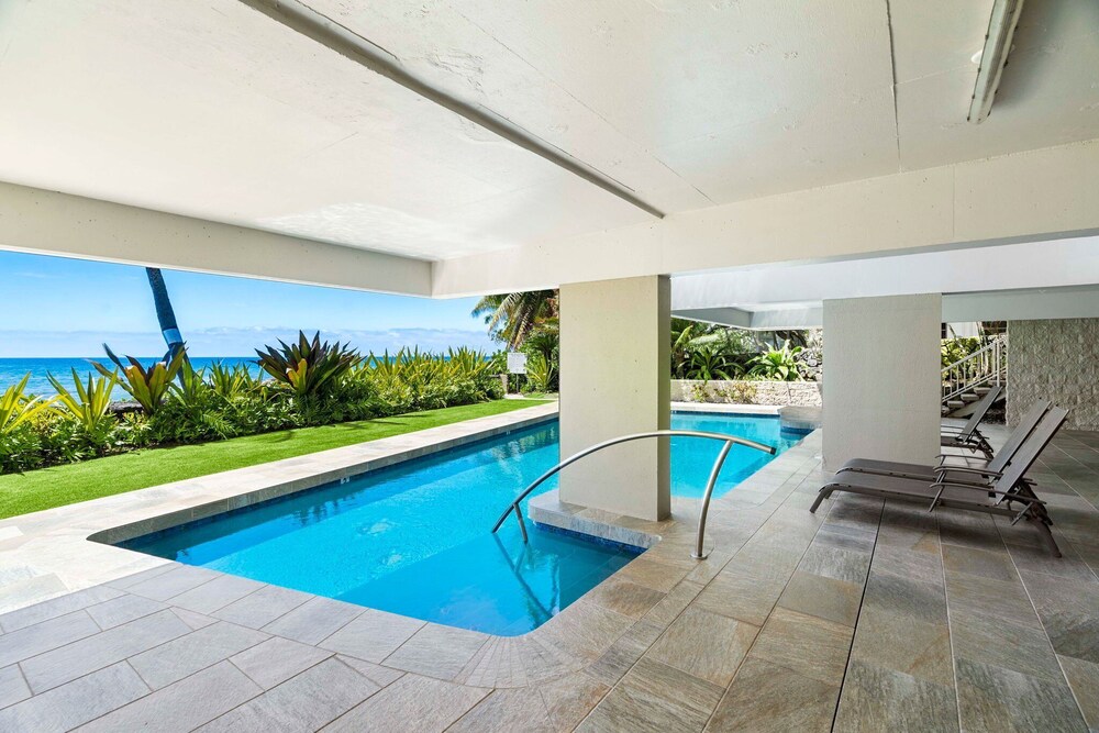 Oceanfront Elegance 2BR w/ Panoramic Views, Pool, Lanai + Concierge - Vrkcv