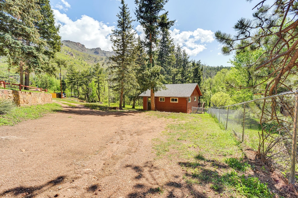 Dog Friendly: Cabin w/ Yard & Mtn Views in Cascade