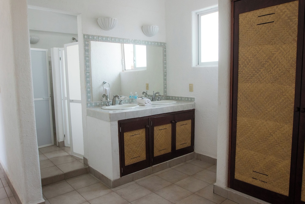 Apt. with Jacuzzi Ixt. Zihuatanejo 3 BR