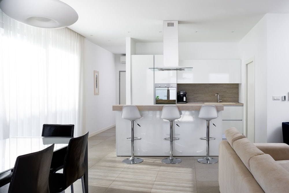 Acadia Beach Villas & Apartments, Slatine