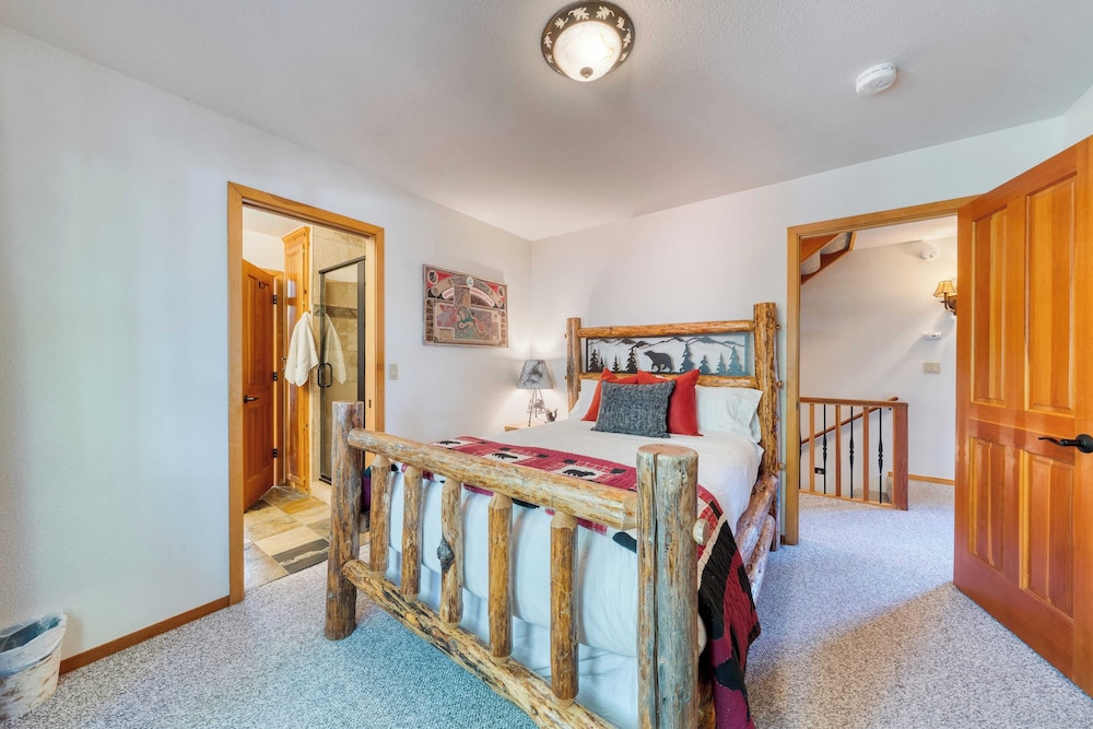 Cozy Escape w/ Hot Tub + Deck & Access to Tahoe Donner & Skiing Alpenglow Chalet by Avantstay