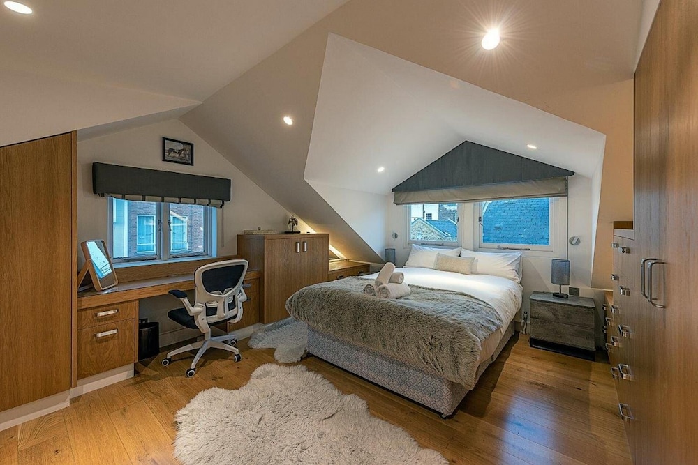 NEW Stunning 5BD Kensington House